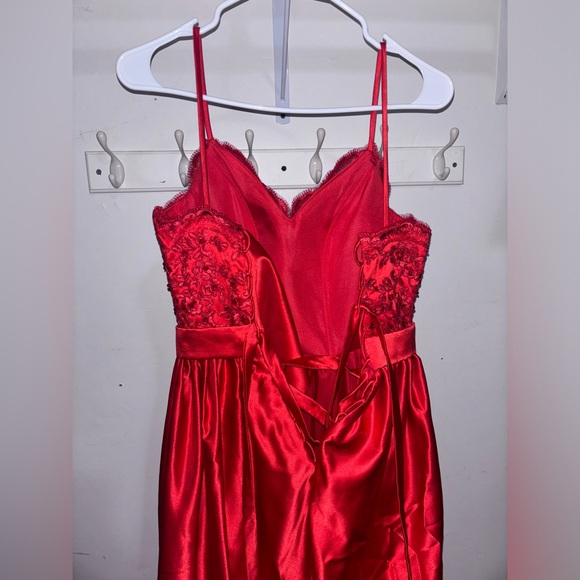 Red Wedding/Prom Dress - Picture 6 of 9